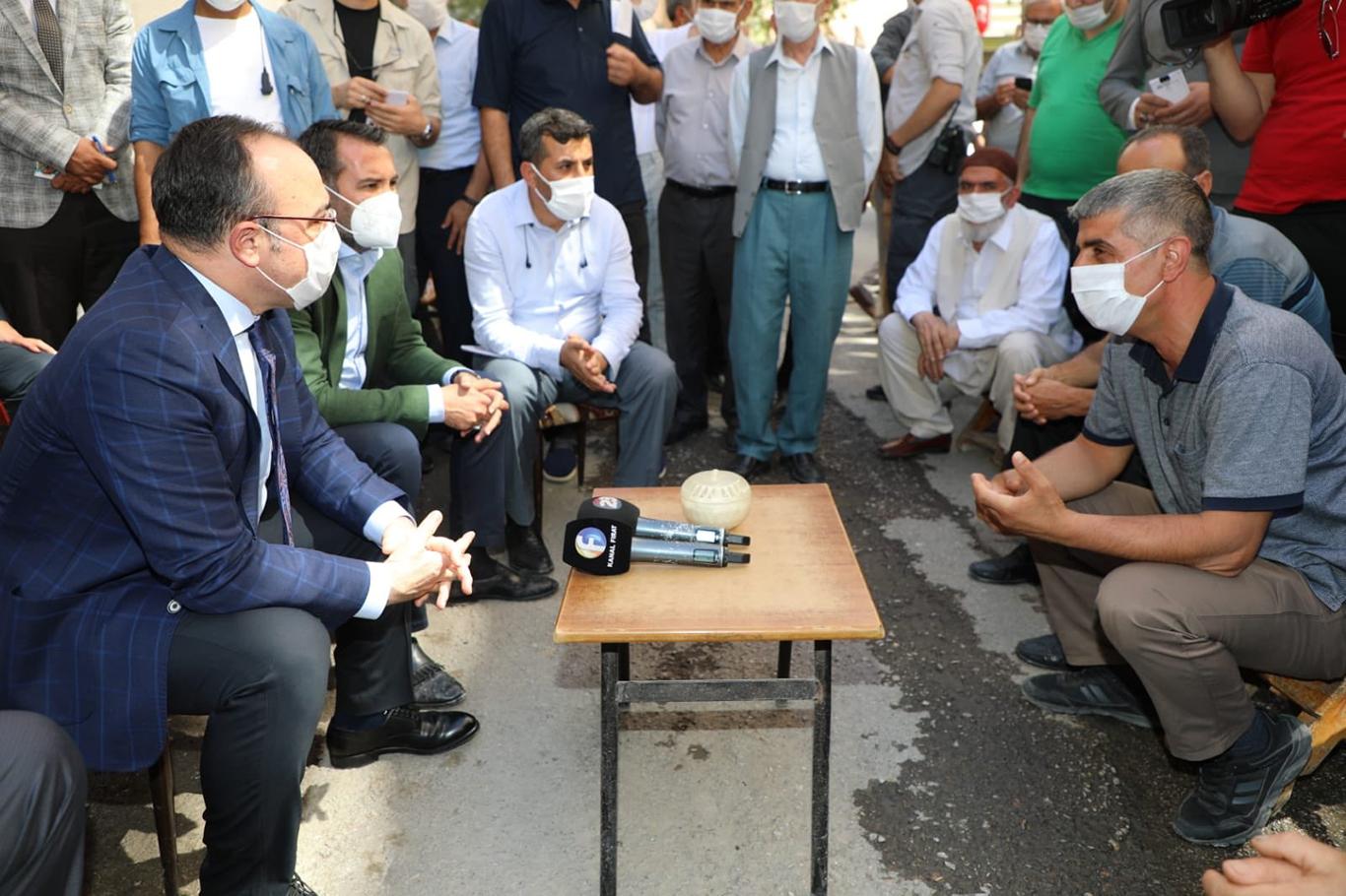 Elazığ Valisi mahalle ziyaretlerine devam ediyor Elazığ Valisi mahalle ziyaretlerine devam ediyor